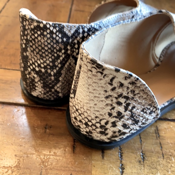 NEW Qupid Sz 7.5 Open Toe Snakeskin Side Cut Out Classy Flats Black Tan White - Picture 4 of 7